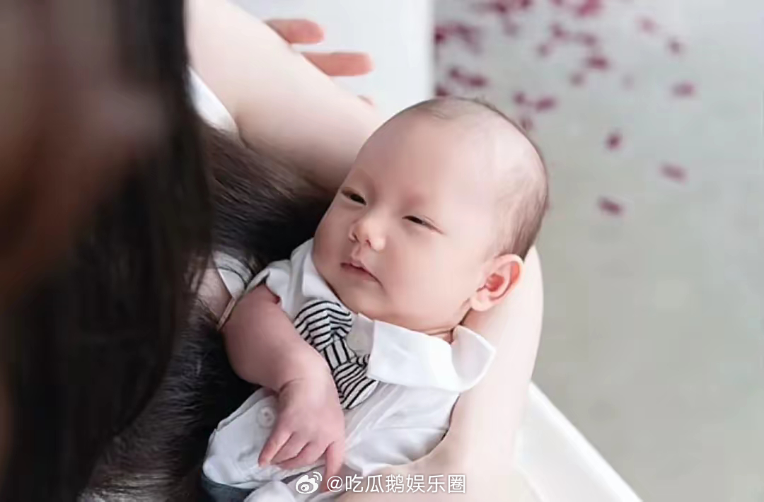 张檬儿子满月宴，夫妻俩豪气送大金锁金碗，张檬坐月子越坐越美了！！！ ​​​