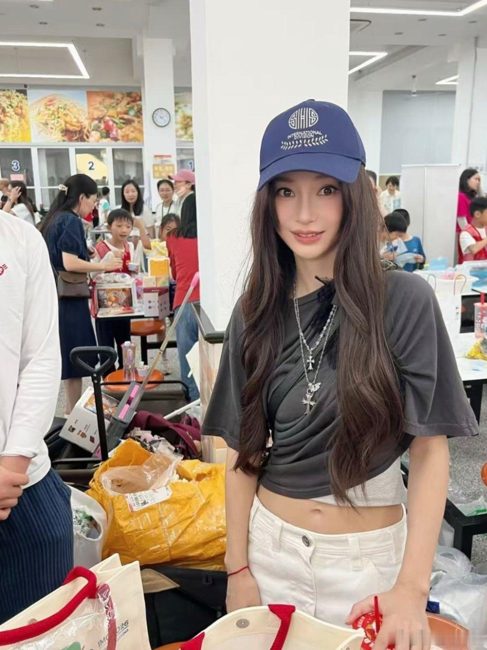 学校义卖会偶遇Angelababy偶遇Angelababy参加小海绵学校活动家长