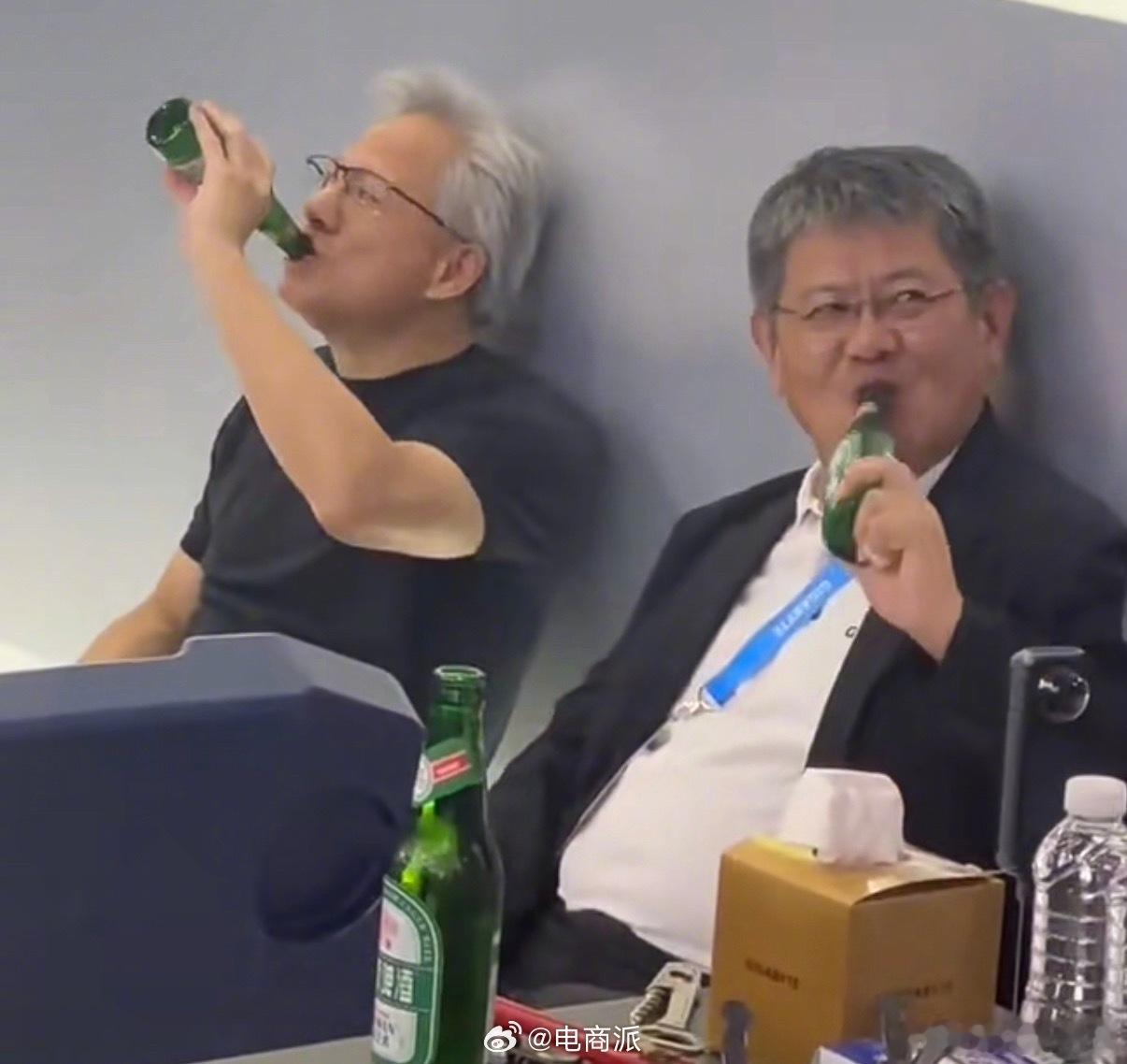 黄仁勋躺地喝啤酒 必须得说老黄是没啥偶像包袱，我最羡慕的是他的发际线！一点不后移