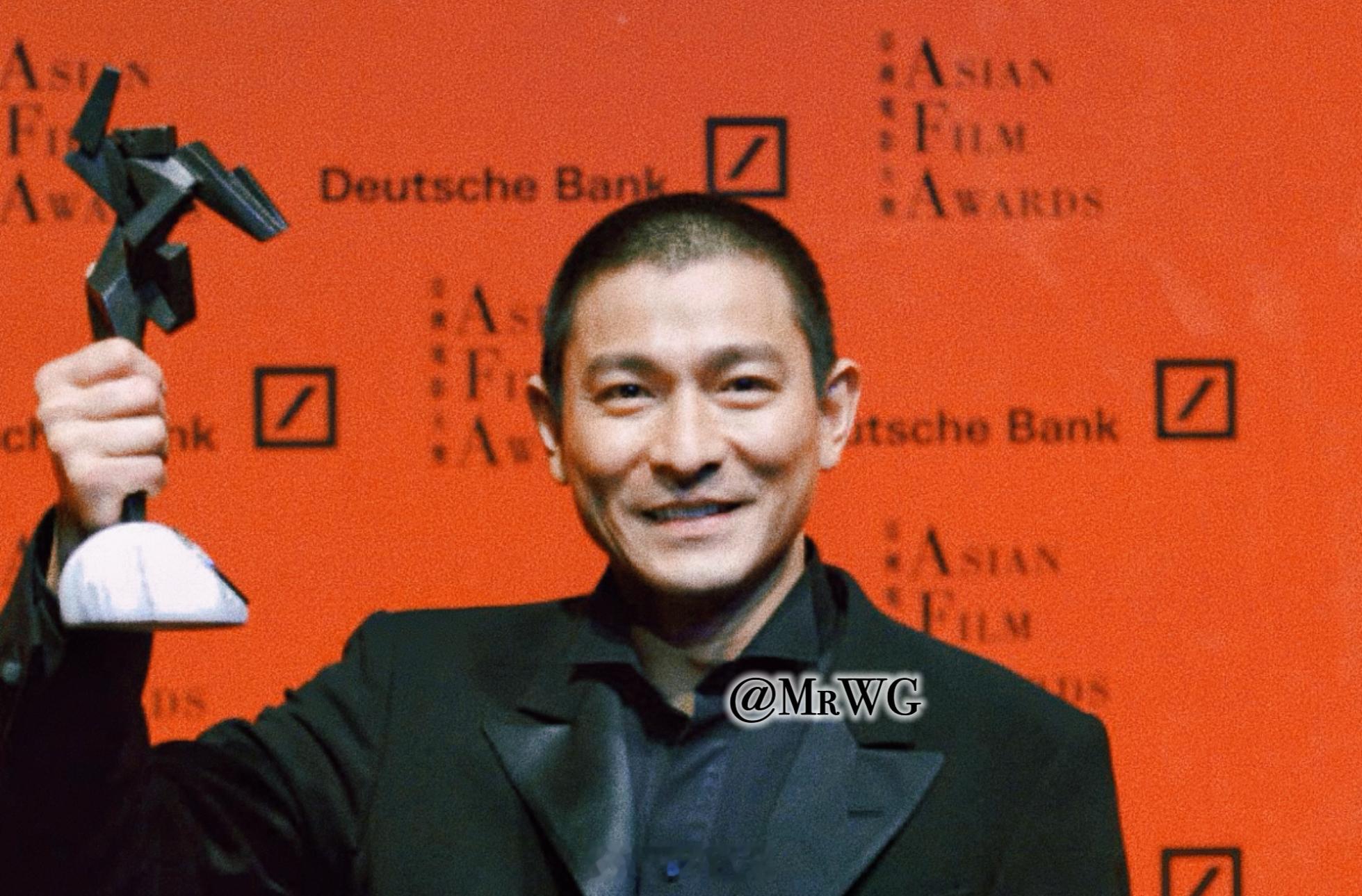 刘德华[超话]搭乘花絮去幕后 举起奖杯的可爱瞬间🏆——2007年，由香港国际电