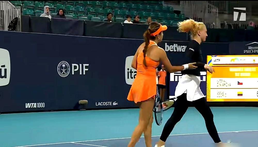 捷克“泡面女士”又崩了！

迈阿密公开赛首轮，西尼亚科娃对阵哥伦比亚的奥索里奥，