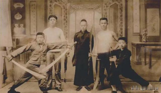 1938年，道士毕云路过日军哨卡时，因为没有向日军鞠躬，被打得半死。毕云大怒，伤