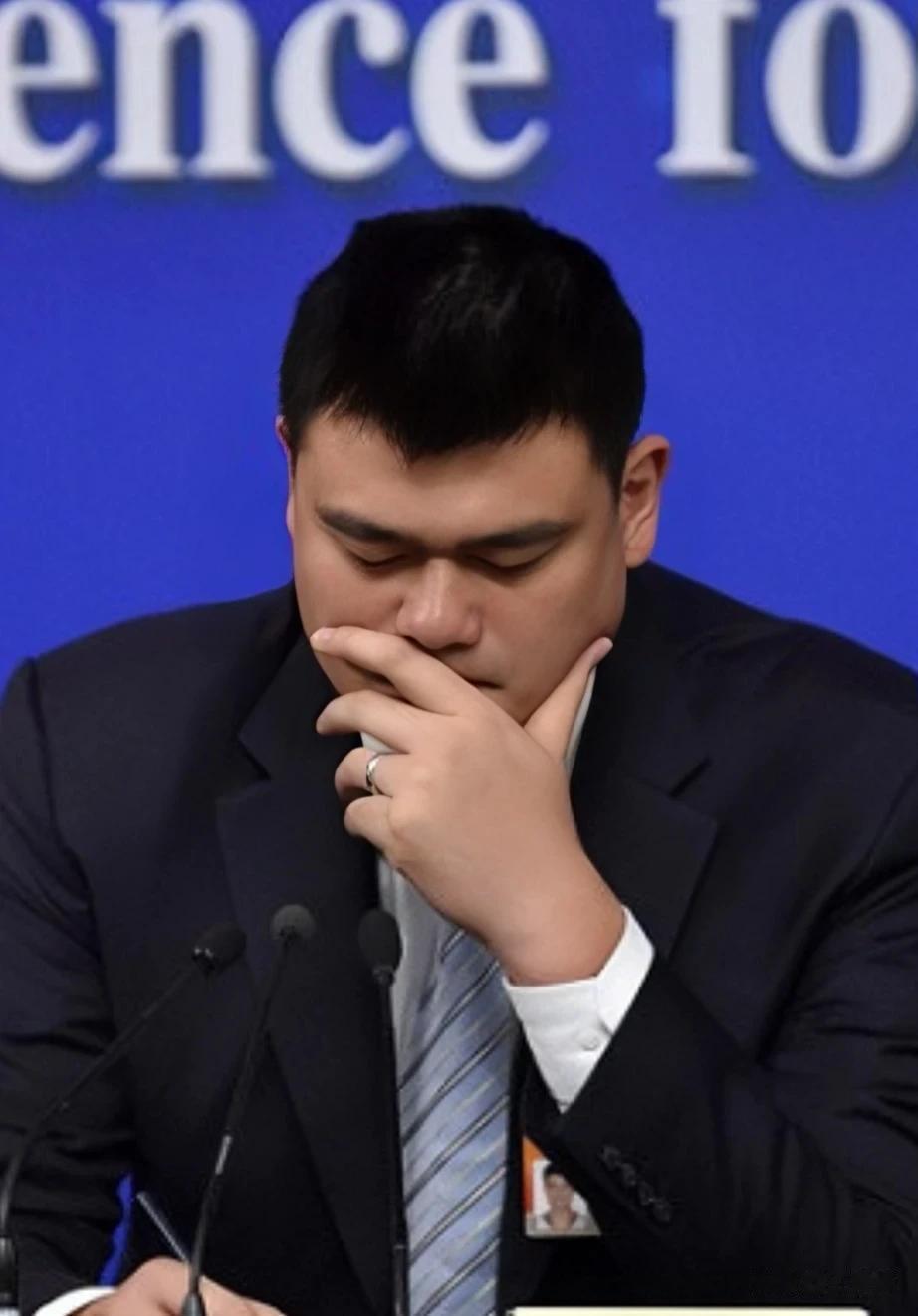 一片质疑声中，篮协主席姚明就取消发布会一事致歉，他说:

比赛结果出来后，球队的