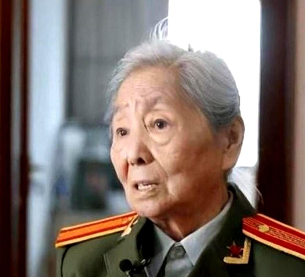 1979年深秋，纽约曼哈顿一家西餐厅。
中国女翻译刘禄曾正低头切着牛排，柜台后那