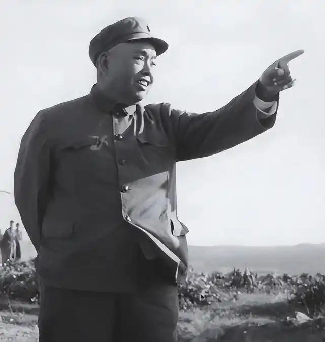 1946年11月，许世友将军率部攻打灵山。战斗正值关键时刻，天空突降暴雨，天地间