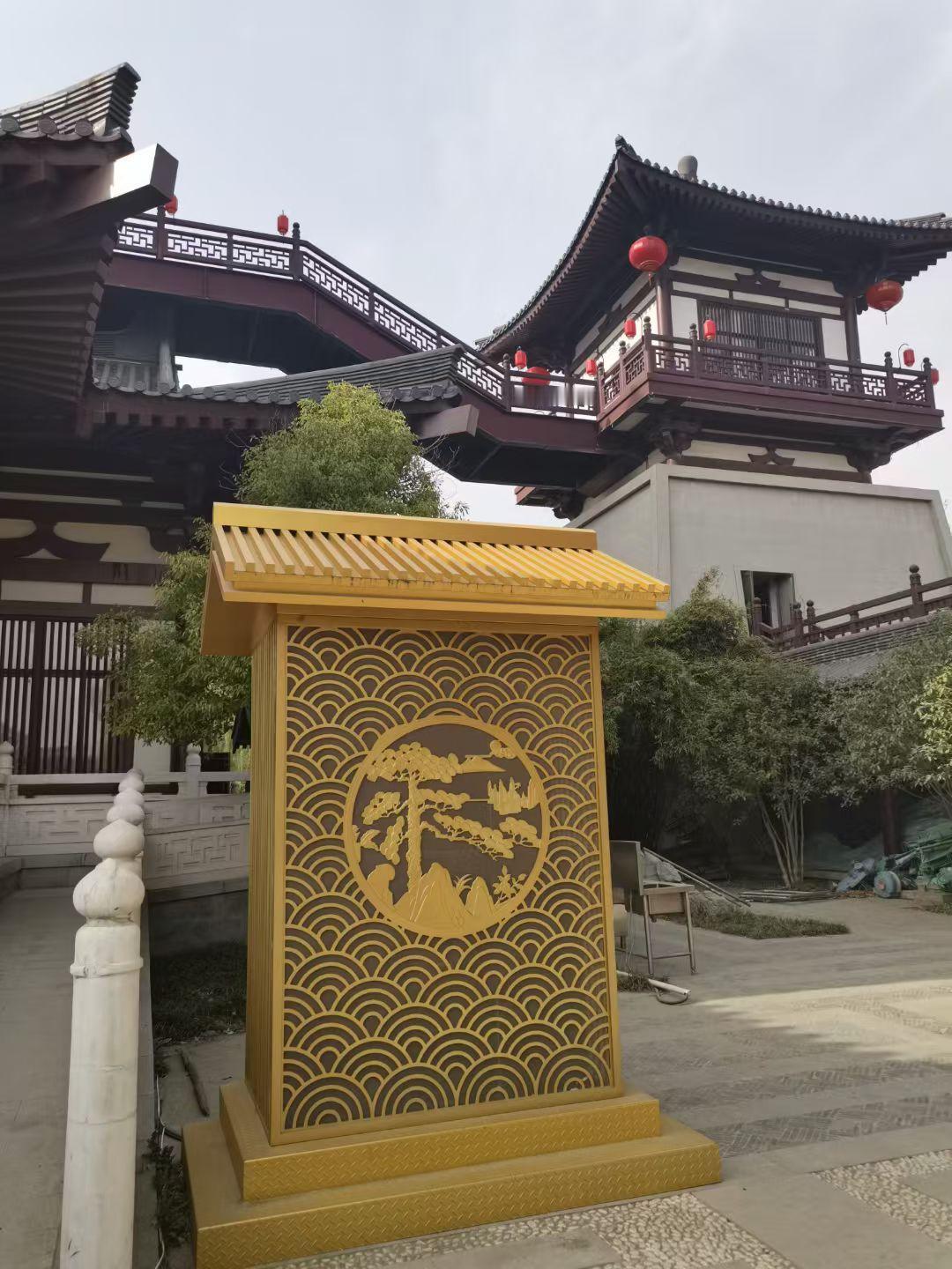 红墙映花，柳拂轻舟，檐角红灯摇落千年的风。
走在唐诗里的上阳宫，一砖一瓦，皆是盛