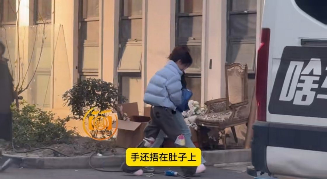 鞠婧祎捂肚工作天冷捂肚子不是很正常嘛！我看视频里她穿得也不算厚，换谁都会觉得冷啊