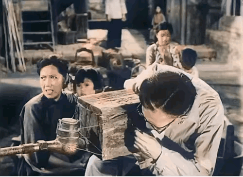 抄袭：生怕别人看出和原版一样
致敬：生怕别人看不出和原版一样
