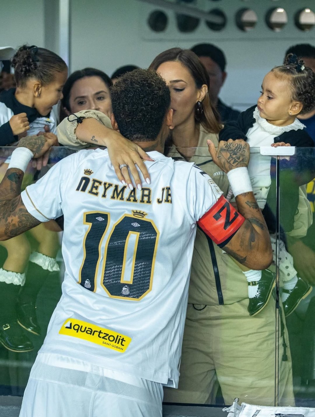 neymar[超话] 内马尔在场边和家人[爱你]内马尔桑托斯vs帕尔梅拉斯 ​​