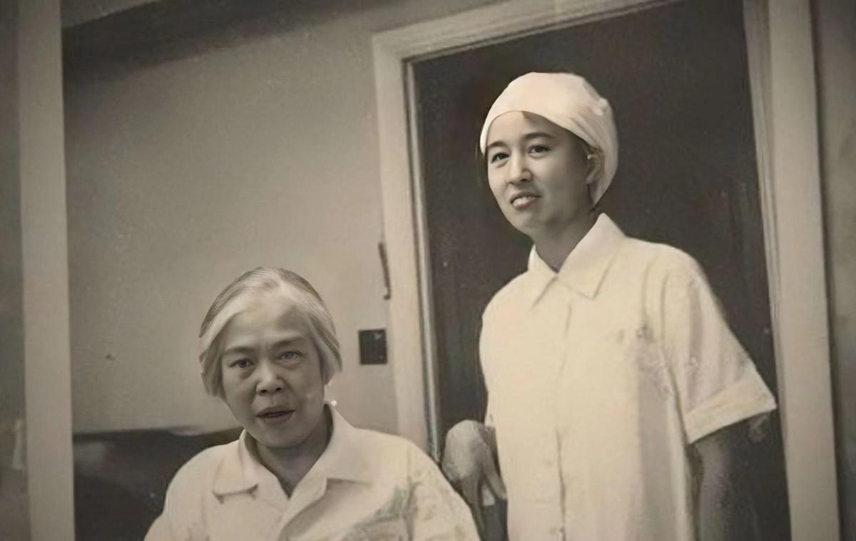 1998年，63岁的孔令华陪身穿墨镜的妻子，一同前往八宝山悼念父亲和岳母，这一天