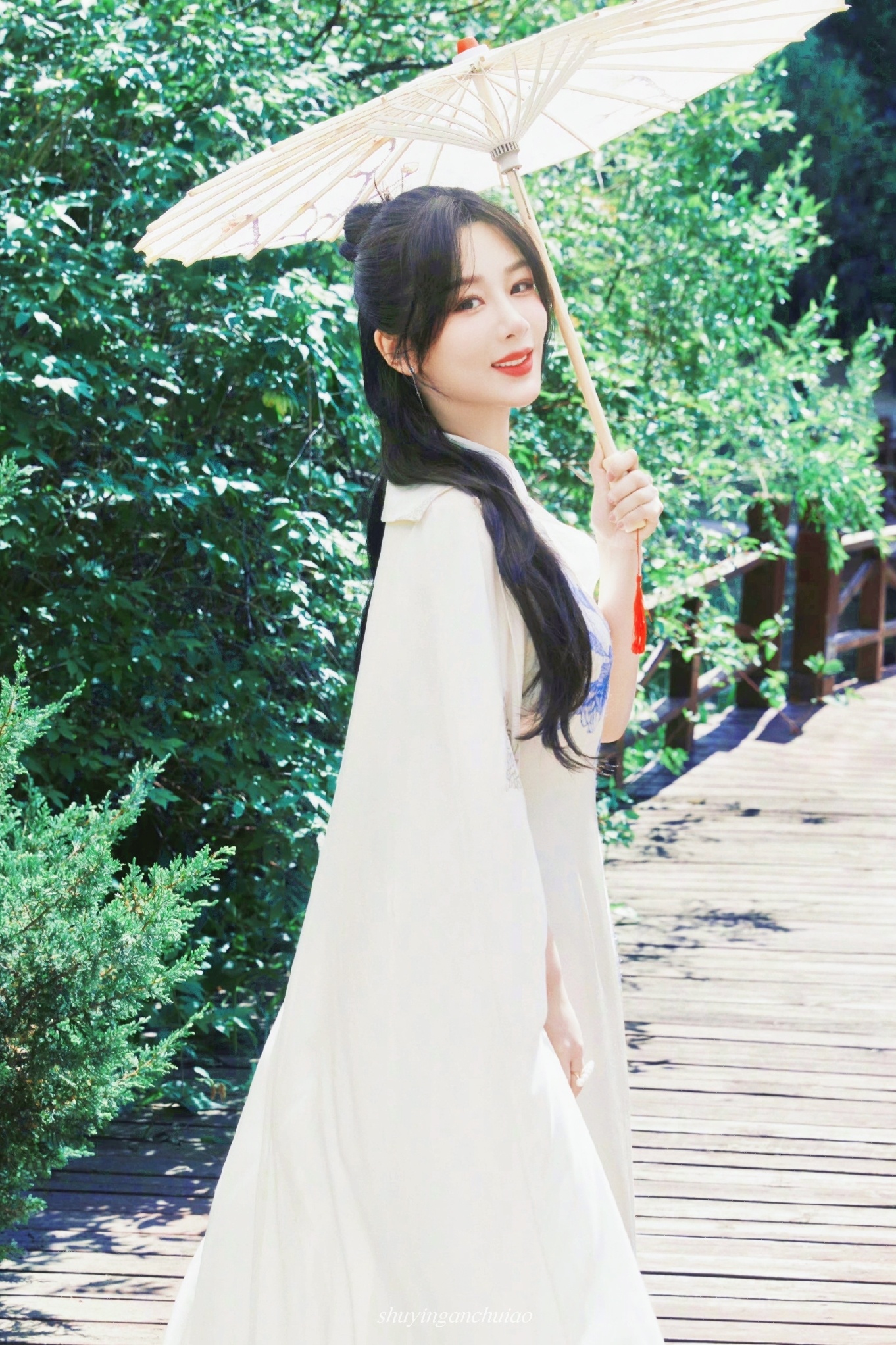#修图产出基地[超话]##杨紫回眸生图vs精修# yz#杨紫长发及腰了# 国风美