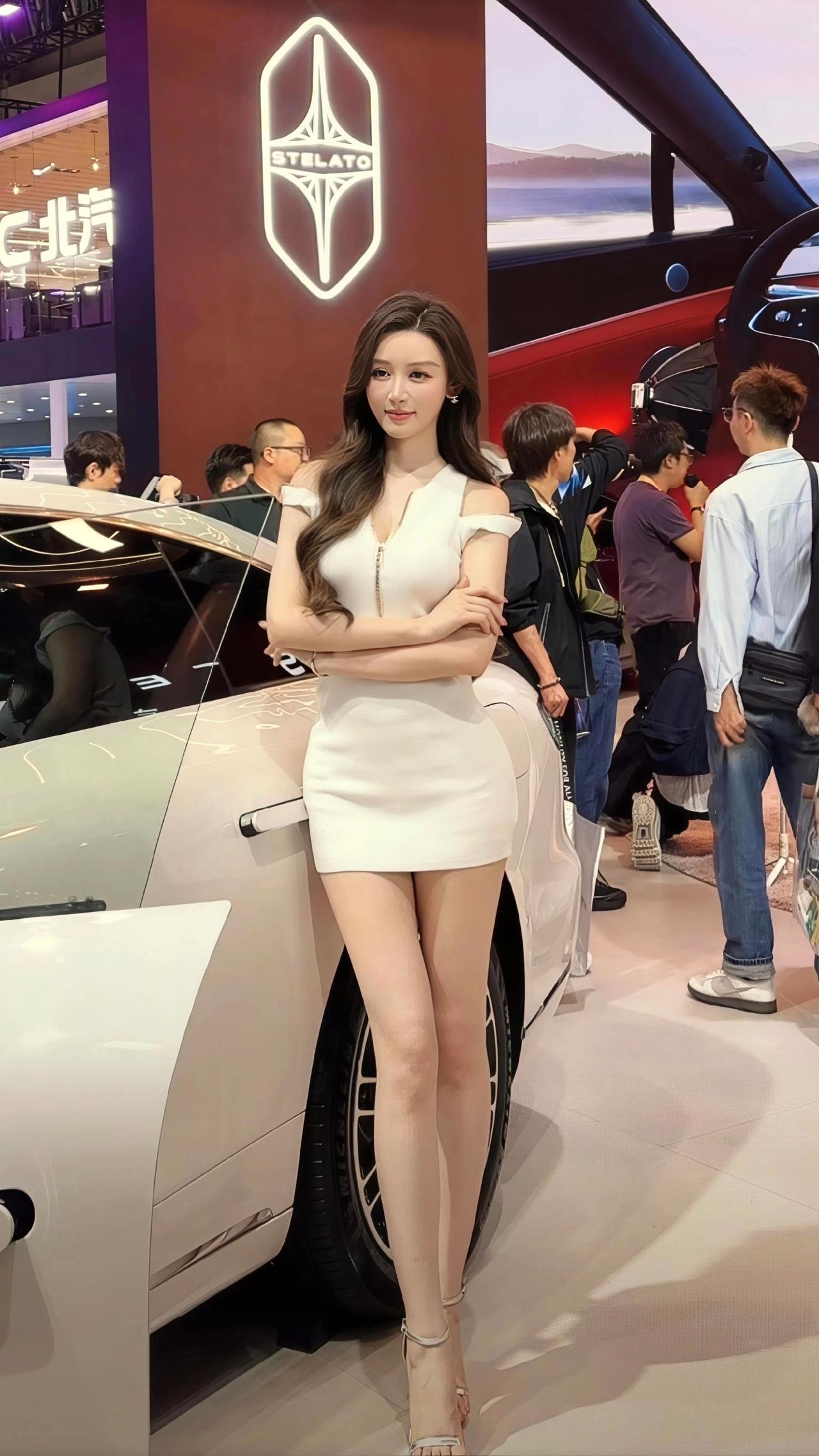@敏敏💫 @小敏～ 
御姐 大长腿 美女 气质这一块拿捏死死的