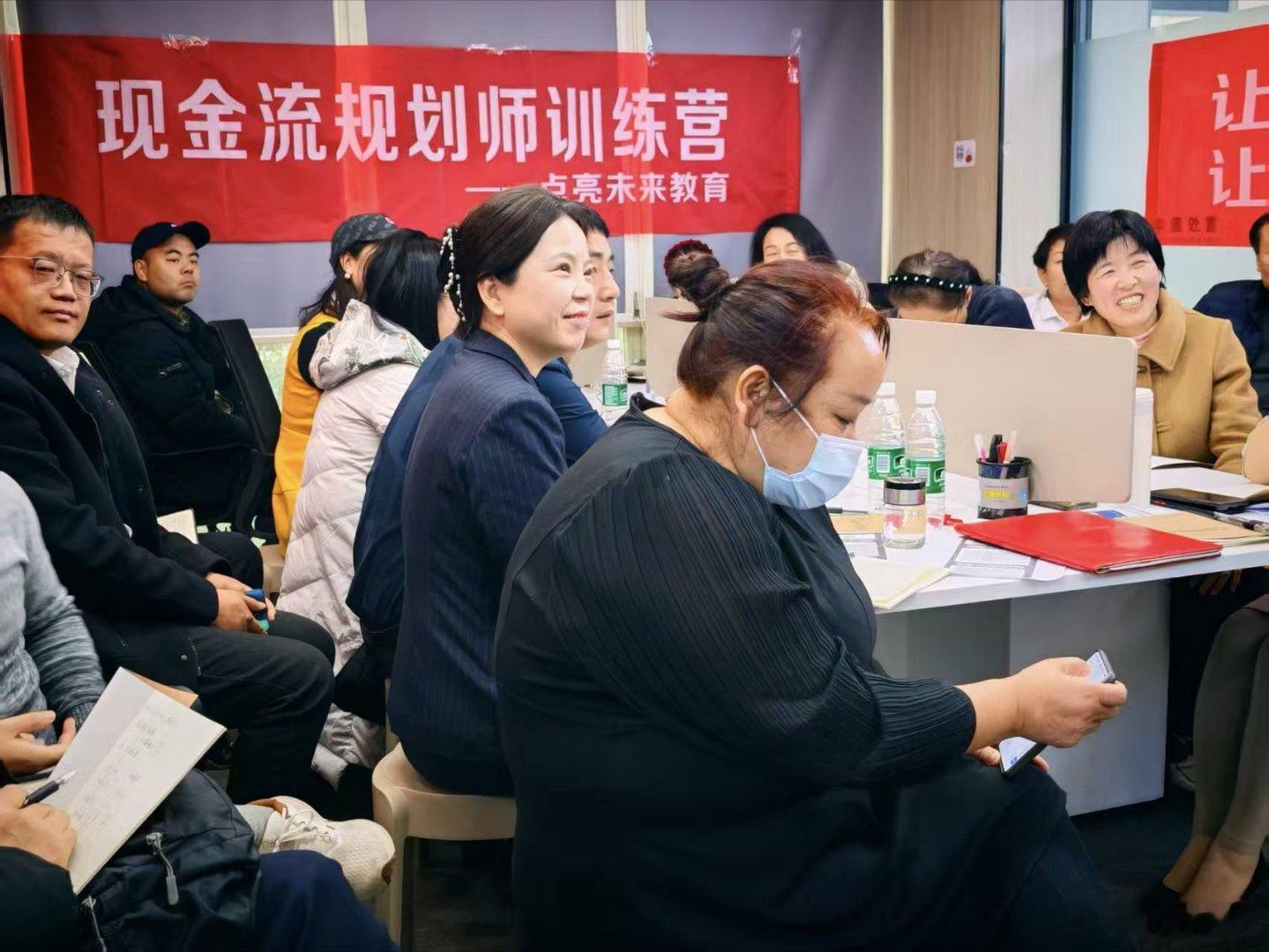 彭晓勇谈说中债处置高新区今日举办金融知识培训《现金流的科学管理》学习现场气氛热烈