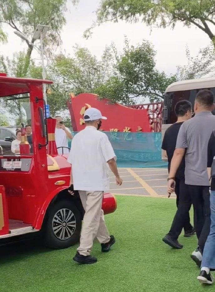 马云哈尔滨再被偶遇，戴口罩步伐沉稳，又有大动作了？