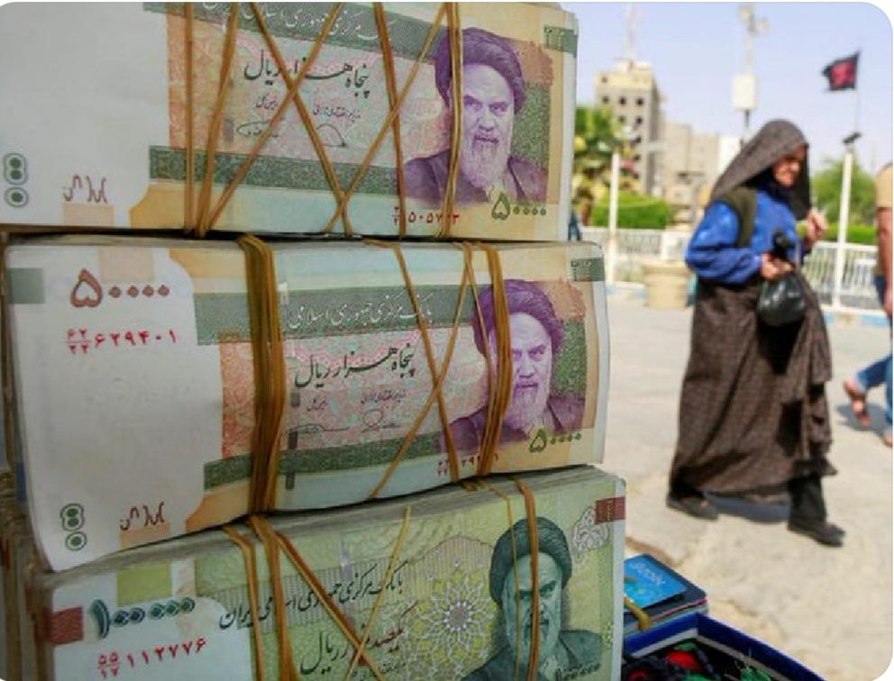 伊朗政府宣布每月向所有公民支付 100 万托曼 (约合 7 美元)，用以平息因为