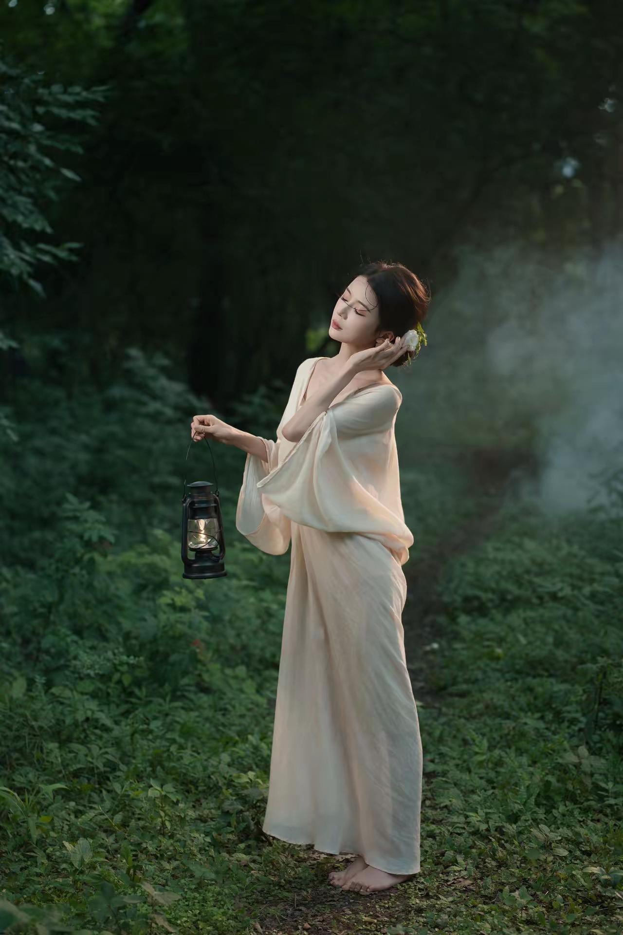 灯影摇曳，夜色如墨。