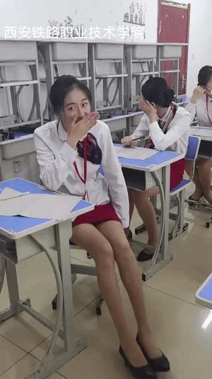 这个女孩遇到什么高兴的事儿了？
她怎么笑的这么开心？
看到她们身上所穿的制服，我