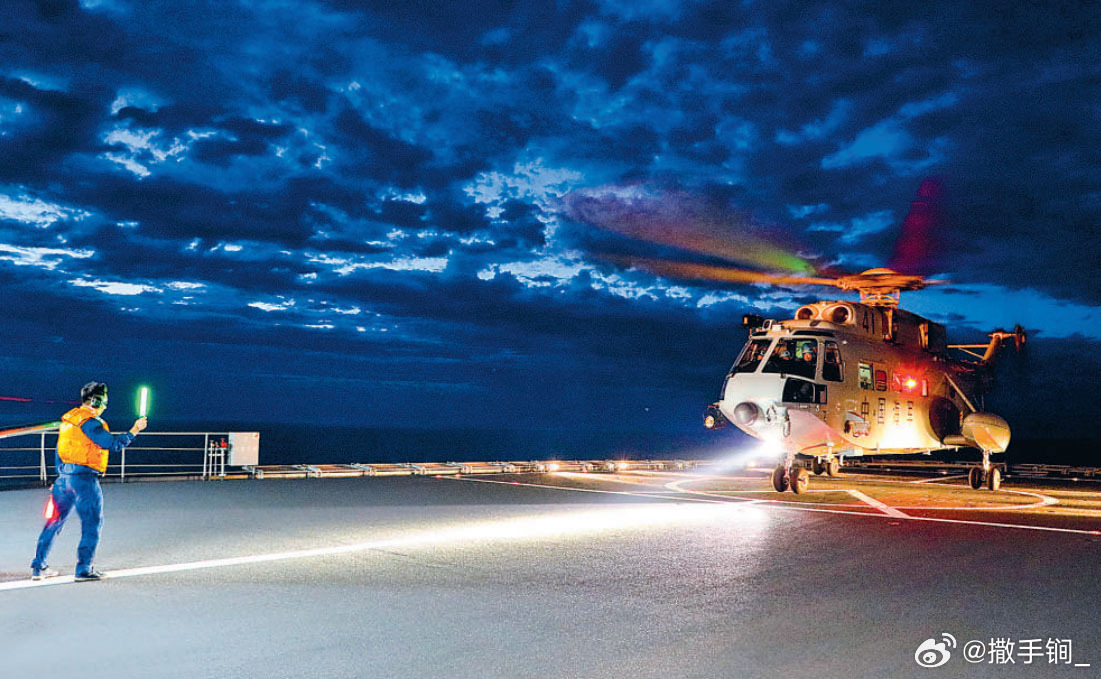 840明镜湖号援潜救生船进行Z-8C夜间起降训练 ：明镜湖船比927型核潜艇综合