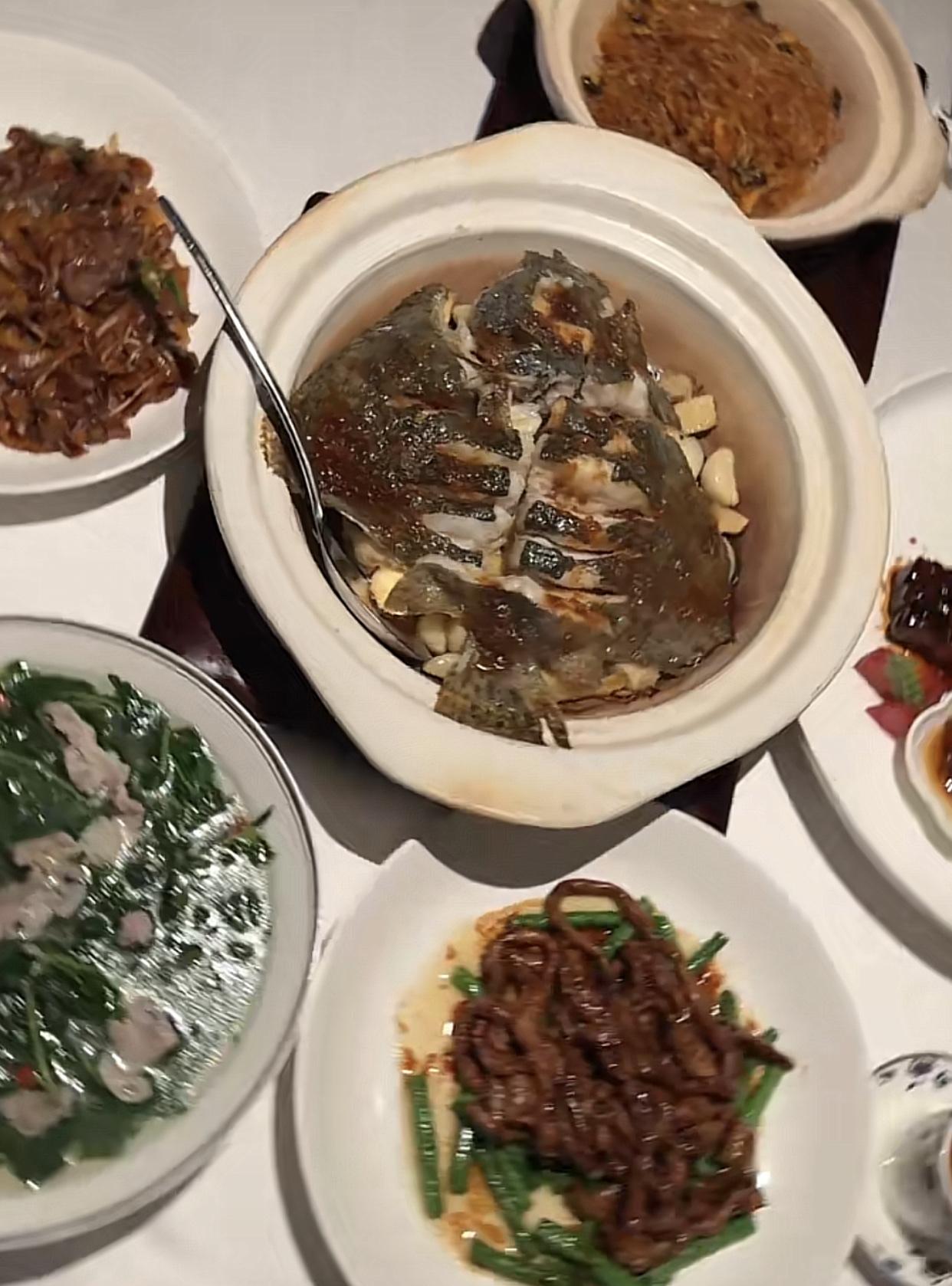 炳胜，一定要说它的高光时刻，那应该是以前广州海印桥脚起家之初。

那时是以顺德鱼