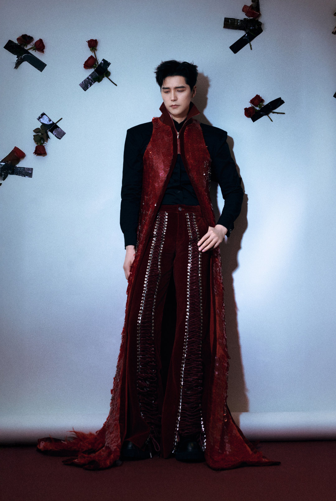 阿云嘎的衬衫多余了 阿云嘎声鸣远扬总决赛 帮唱造型太蛊了。修身衬衫勾勒出肩宽腰窄