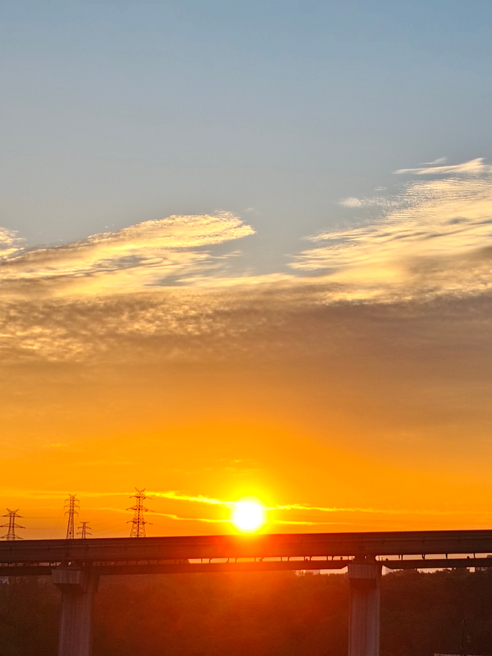 夕阳真美好 “它不管人间疾苦 不管你贫穷或富有 丑陋或美丽 它每天照常升起落下 