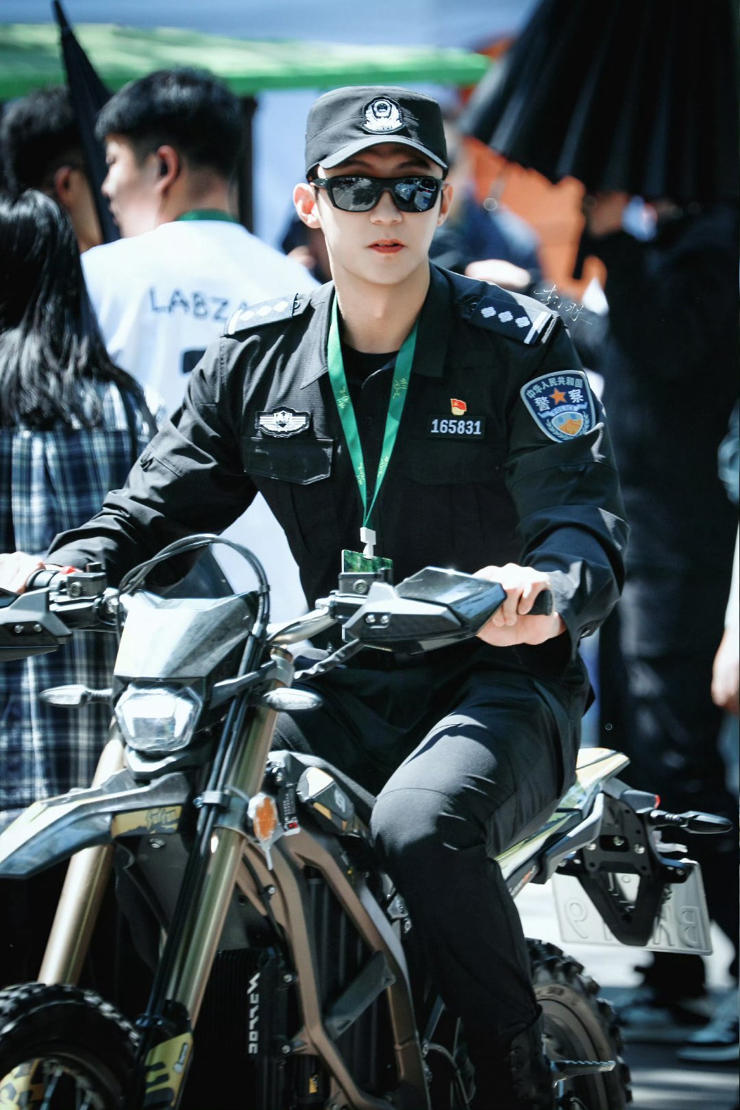 黄景瑜装不过三秒定律黄景瑜的耍帅憋笑名场面太好嗑！前一秒酷感拉满气场全开，下一秒