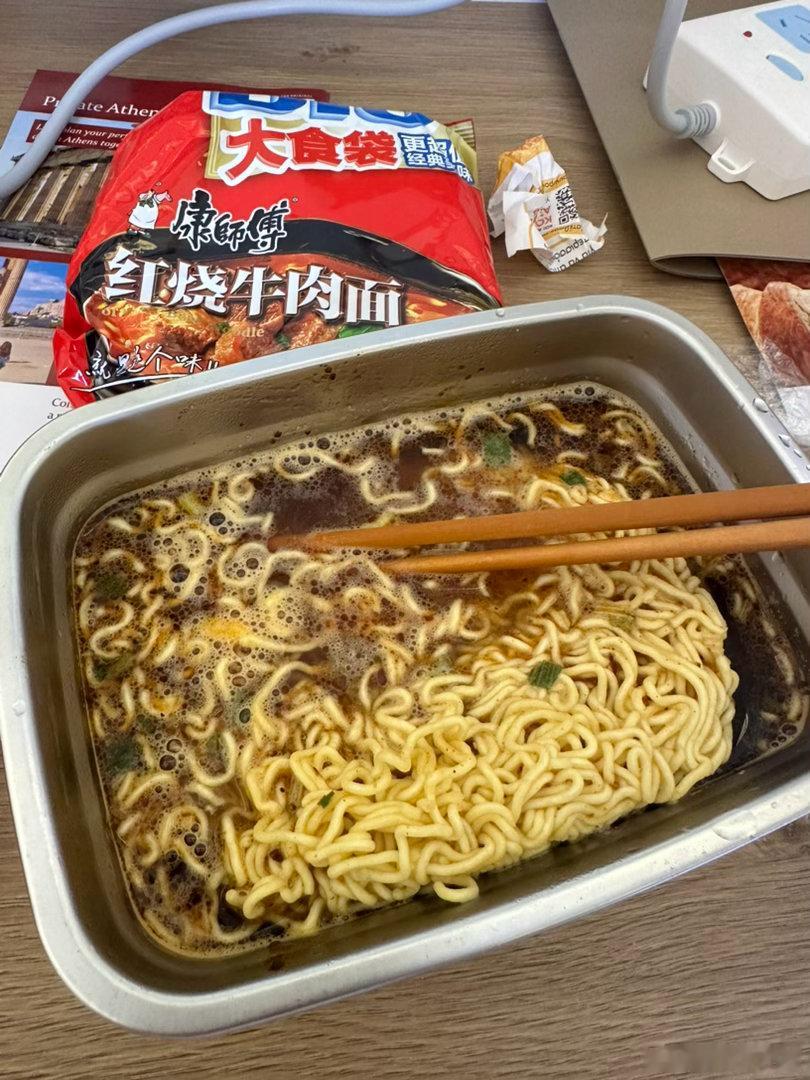 地中海的泡面 别有一番滋味大概是因为爱情海的原因吧水中带着一丝丝腥味年轻的时候我