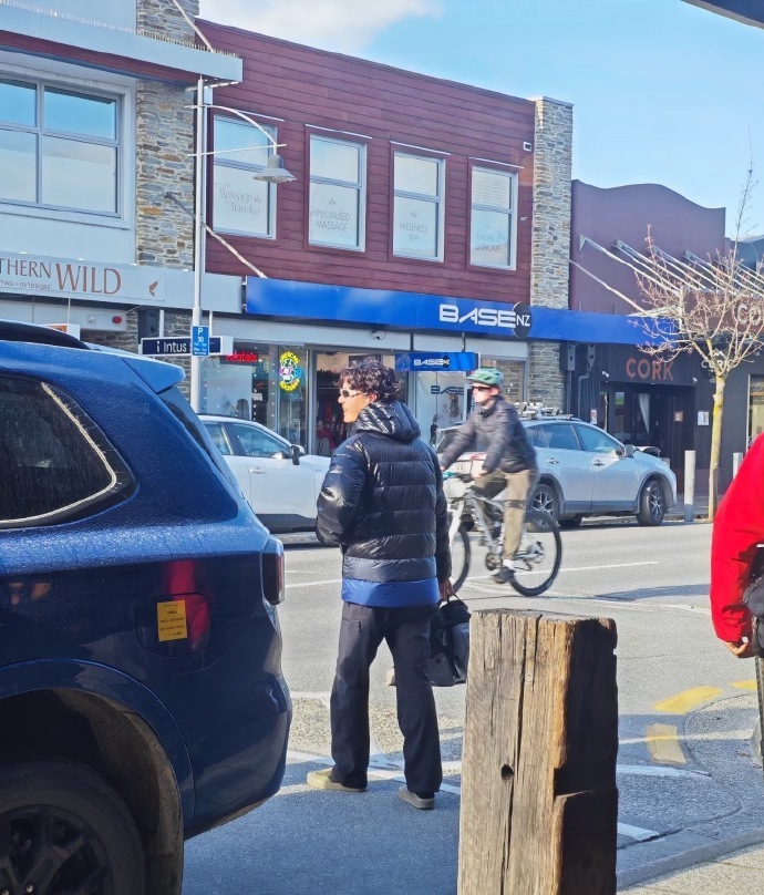 网友新西兰街头偶遇王一博网友新西兰街头偶遇王一博，王一博去新西兰滑雪啦，卷毛好帅