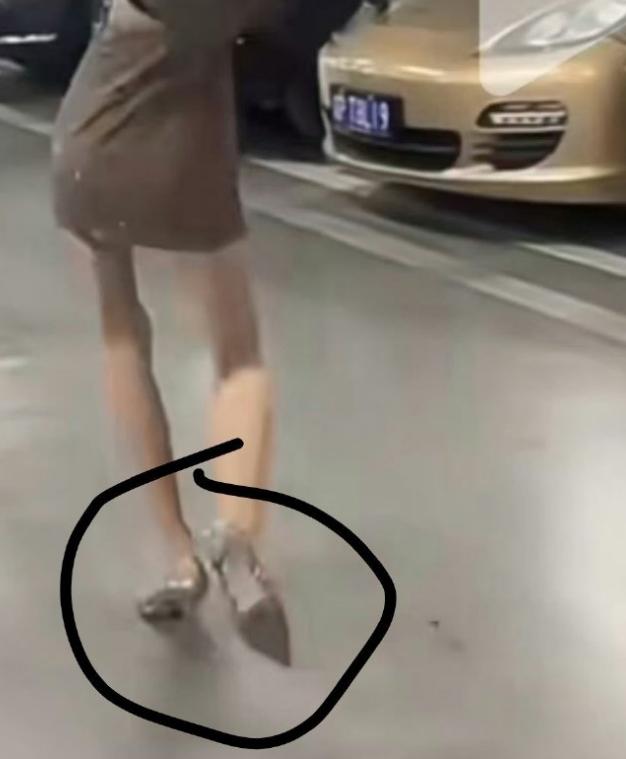 易建联事件又有新的关键证据了

大家看地上的这个高跟鞋，居然和事发当事人乔姐的一