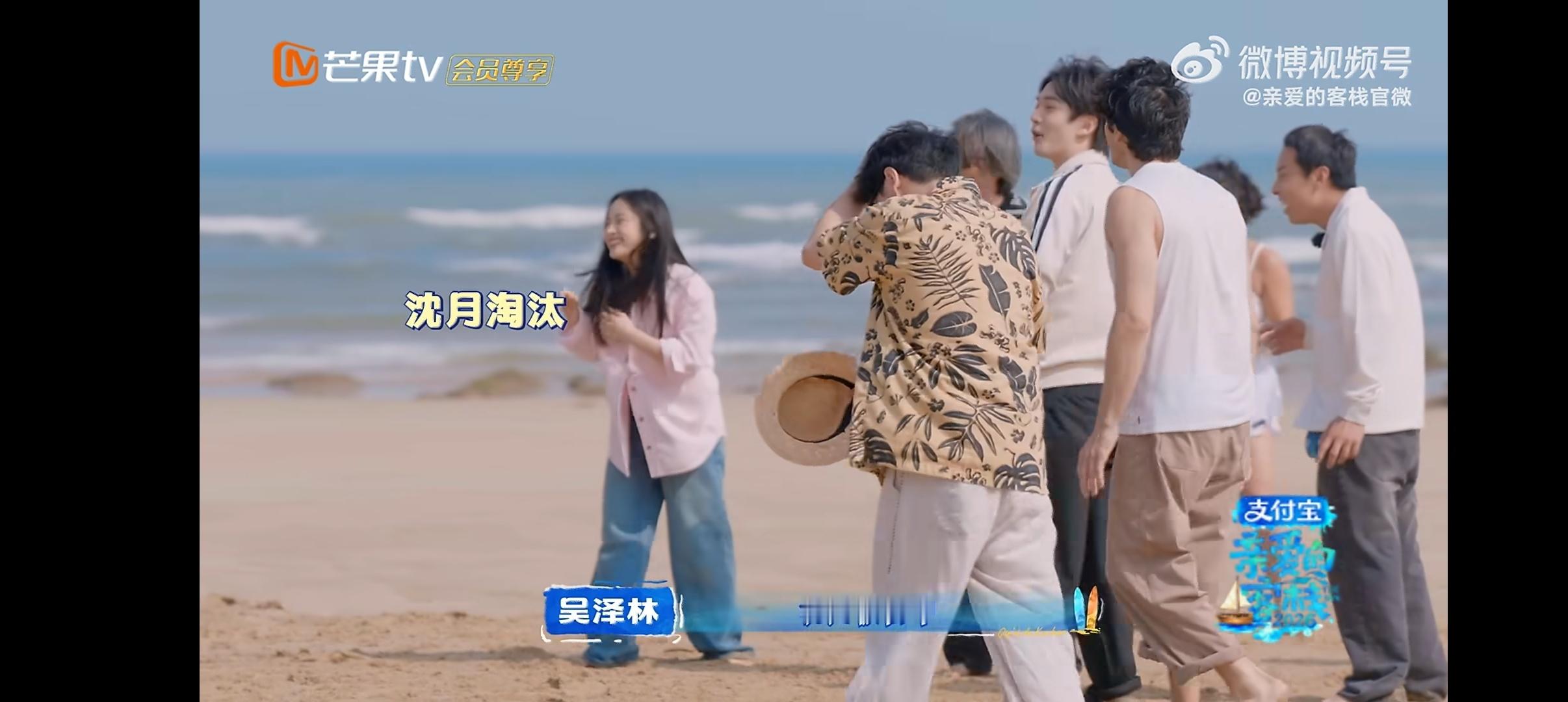 沈月被王鹤棣杀熟 我们棣月系就这样打打闹闹，玩游戏王鹤棣偷袭砸中沈月，立马下跪道