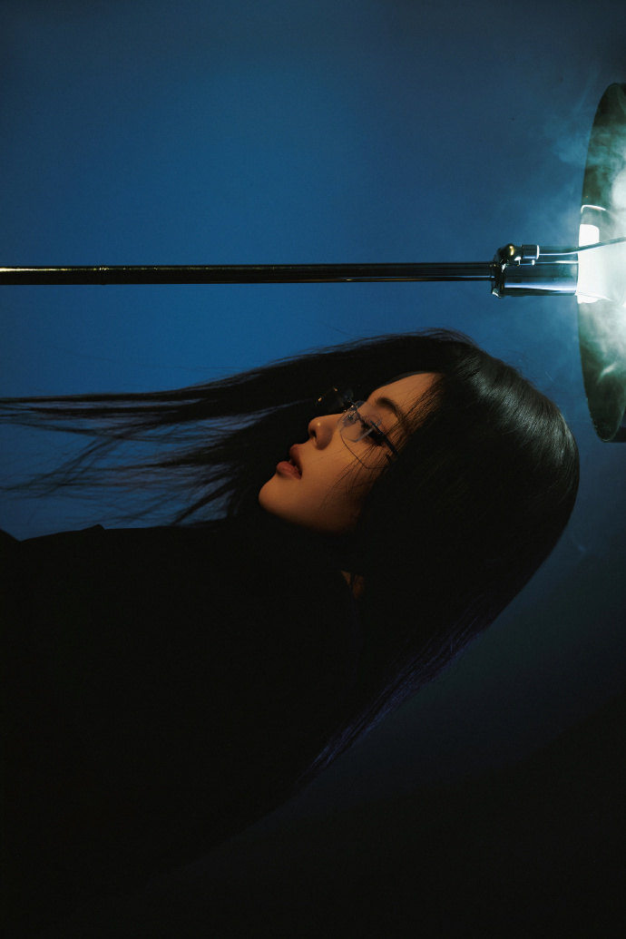 白鹿黑长直无框眼镜冷御感她是李佩仪也是白鹿白鹿黑长直无框眼镜冷御感，谁懂这身黑西