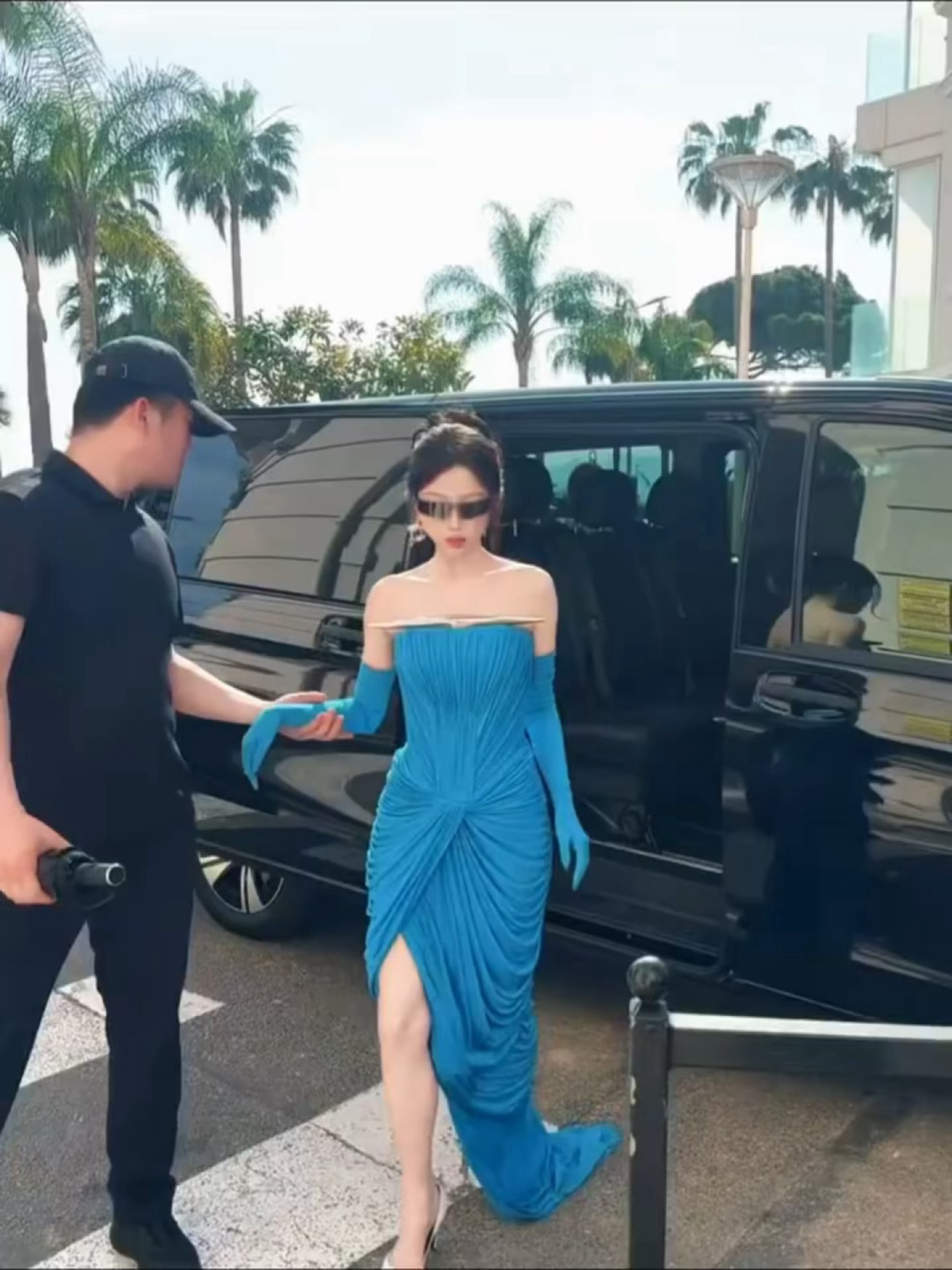 蓝裙盘发，特别大气的欣欣🥰虞书欣戛纳生图虞书欣戛纳蓝裙路透