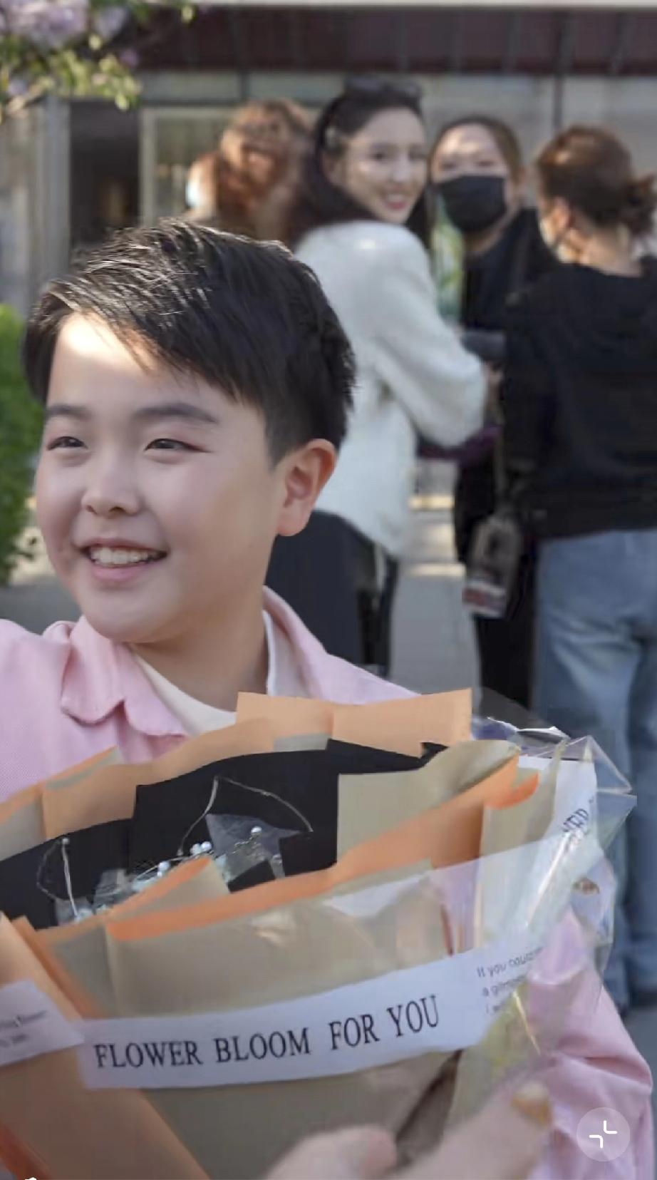 朵朵长这样就是一个小小白马王子，是迷你版的陈思诚！

4月5日，佟丽娅在北京天桥