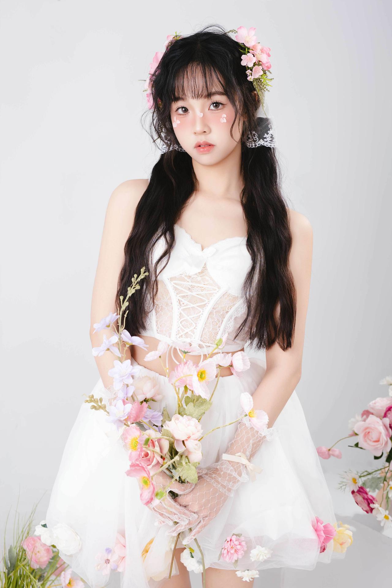 被鲜花簇拥的少女，是夏天最温柔的诗。🌸💐 这组写真，把整个花园搬进了镜头——