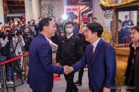 赖清德现在广发邀请函，很多岛内的人士，包括民众党主席柯文哲等人，都收到了，可是国