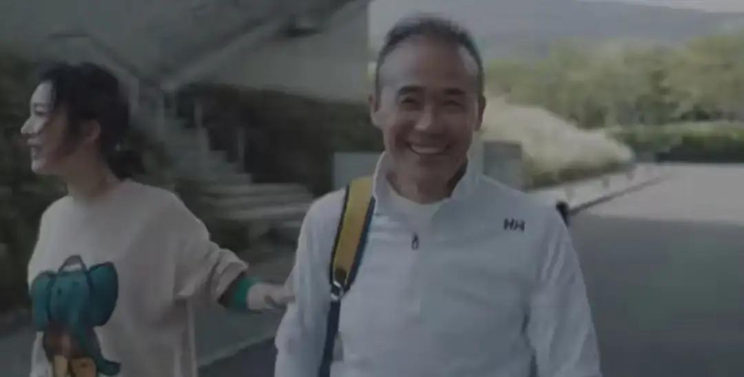 72岁的王石，现在最熟练的动作不是谈并购，是给媳妇提裙摆。
 
田朴珺一句“你别