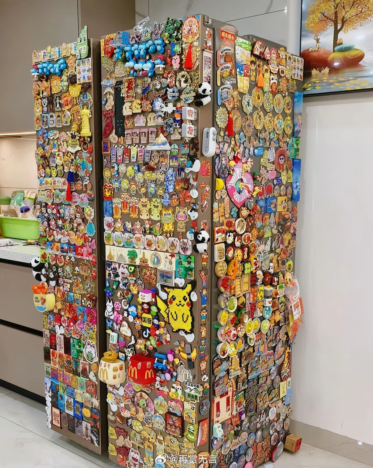 昨天去闺蜜家，一进门差点笑出声——她家上万块的冰箱，被娃贴成了