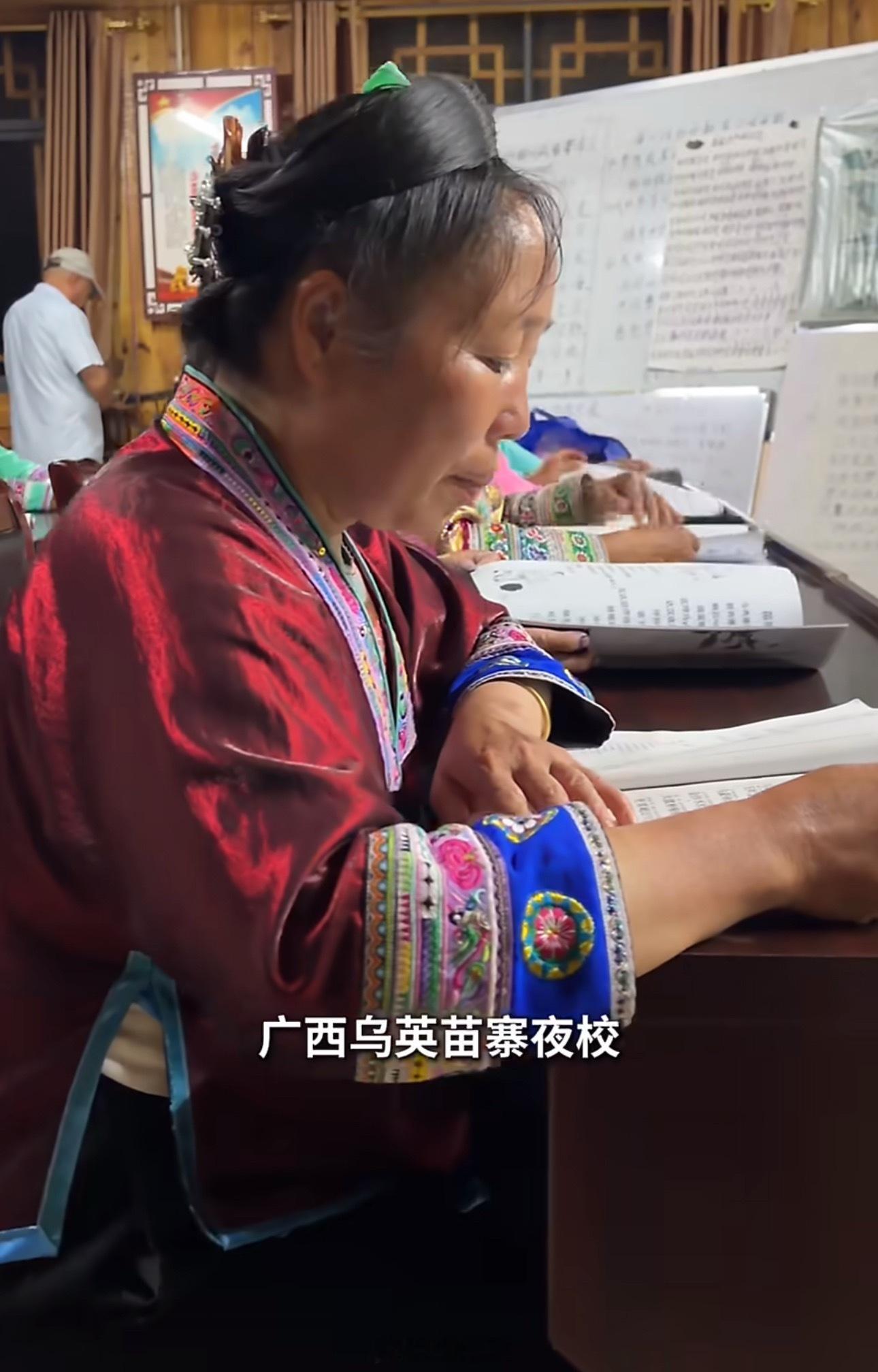 苗寨奶奶等了半辈子才等到一间书房最让人感动的不是学会了多少字，而是她们终于有机会