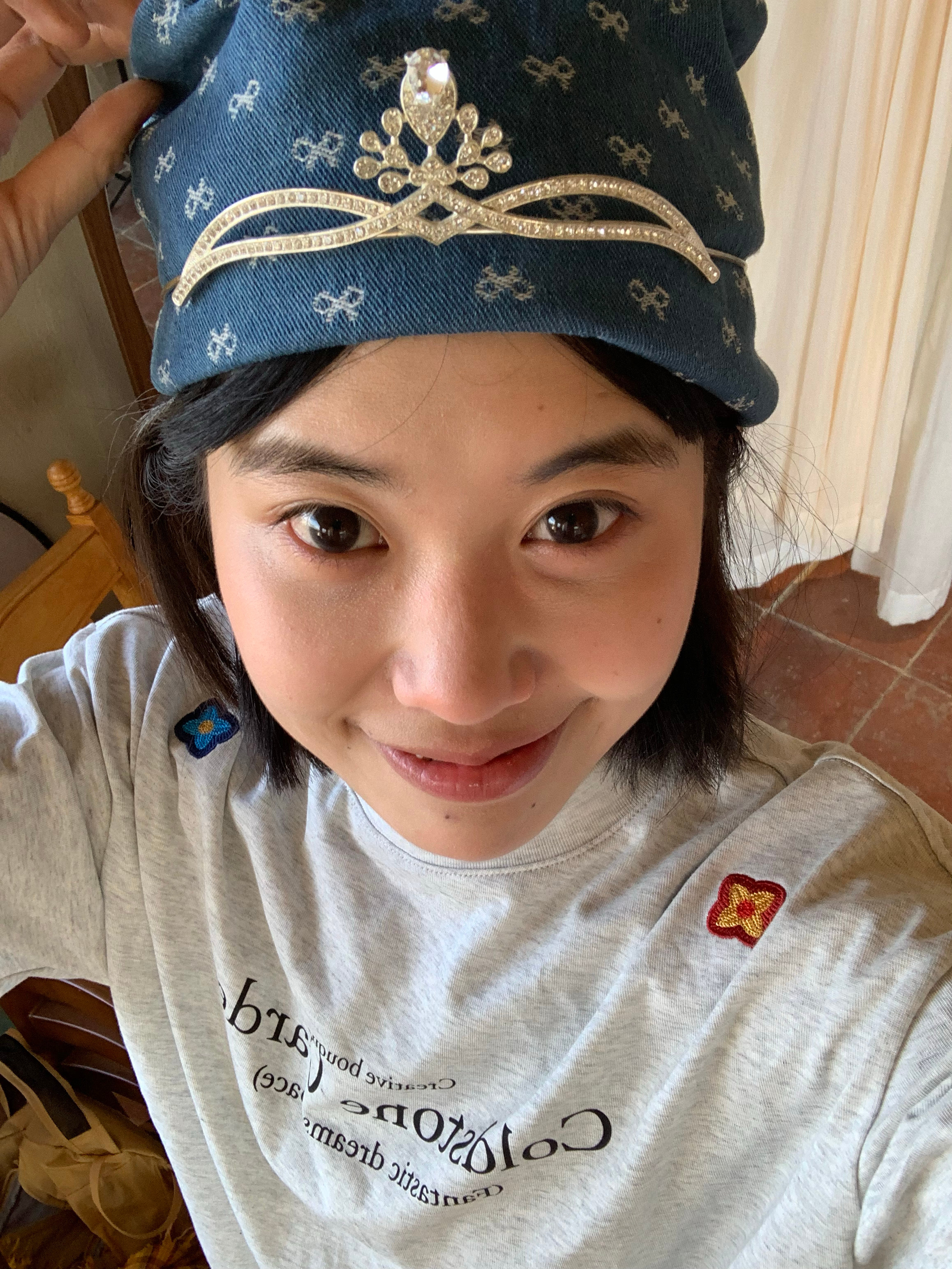 莎人日记把🐟的包包戴在脑袋上 感觉每一只🐶拉💩的时候都好搞笑上锁了！终于迈
