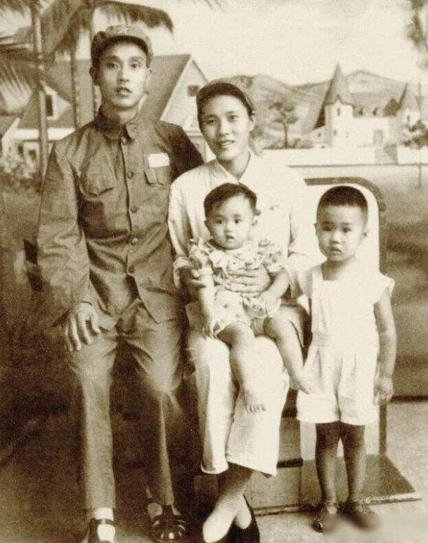 1947年秋，胶东半岛还飘着战火的硝烟，胶东医院的病房里，药水味呛得人鼻子发酸。