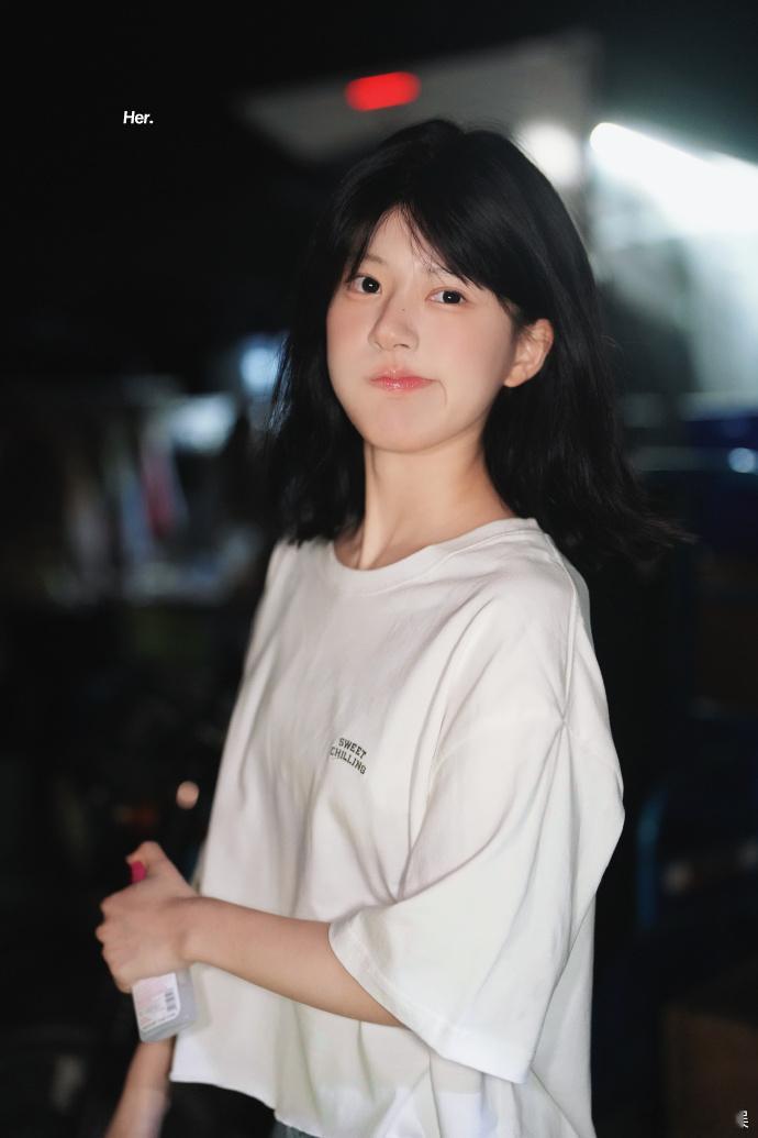 #赵露思短发妹妹头返场##赵露思白T妹妹头#赵露思的白 T 妹妹头造型，短发可爱