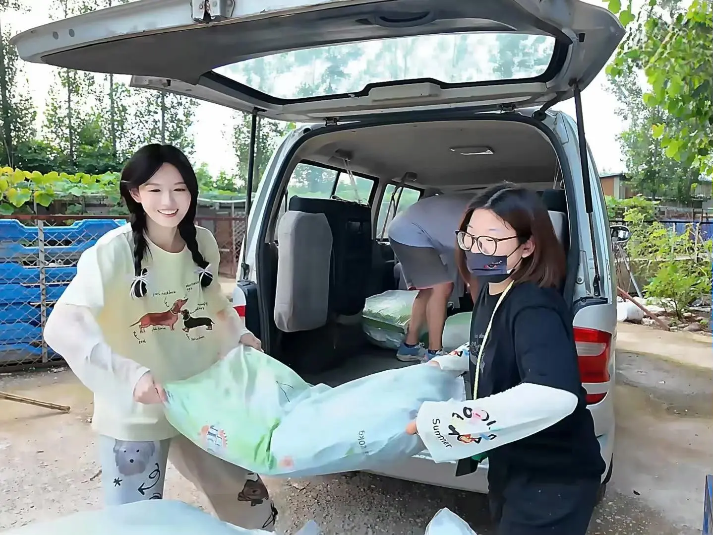 陆婷玉贾乃亮去了同一家救助站送狗粮！刷到路人说一天偶遇了两个明星，才知...