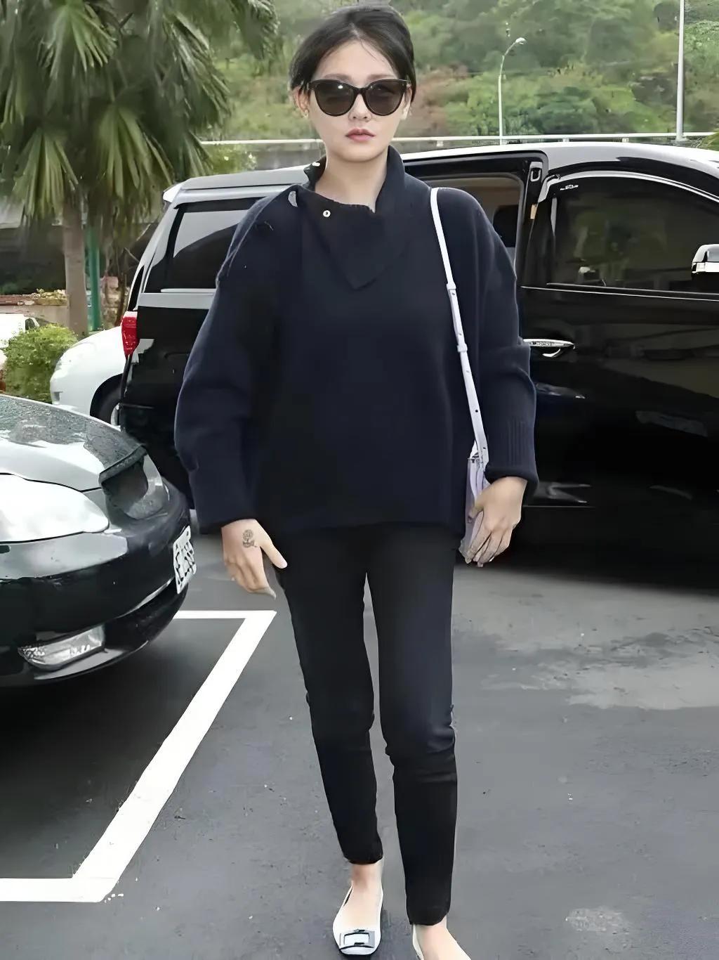 大s如今声名狼藉，
如果和光头再离婚的话，
48的她还会缝隙间结婚吗?
48岁说