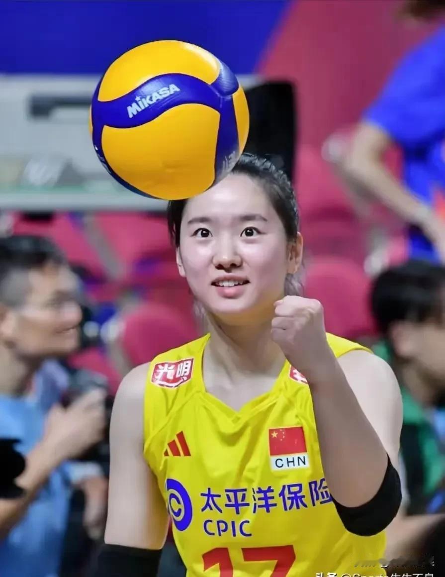 谁去巴黎？
中国女排8名主力球员免检，正在漳州训练基地休整。替补球员出征世界女排