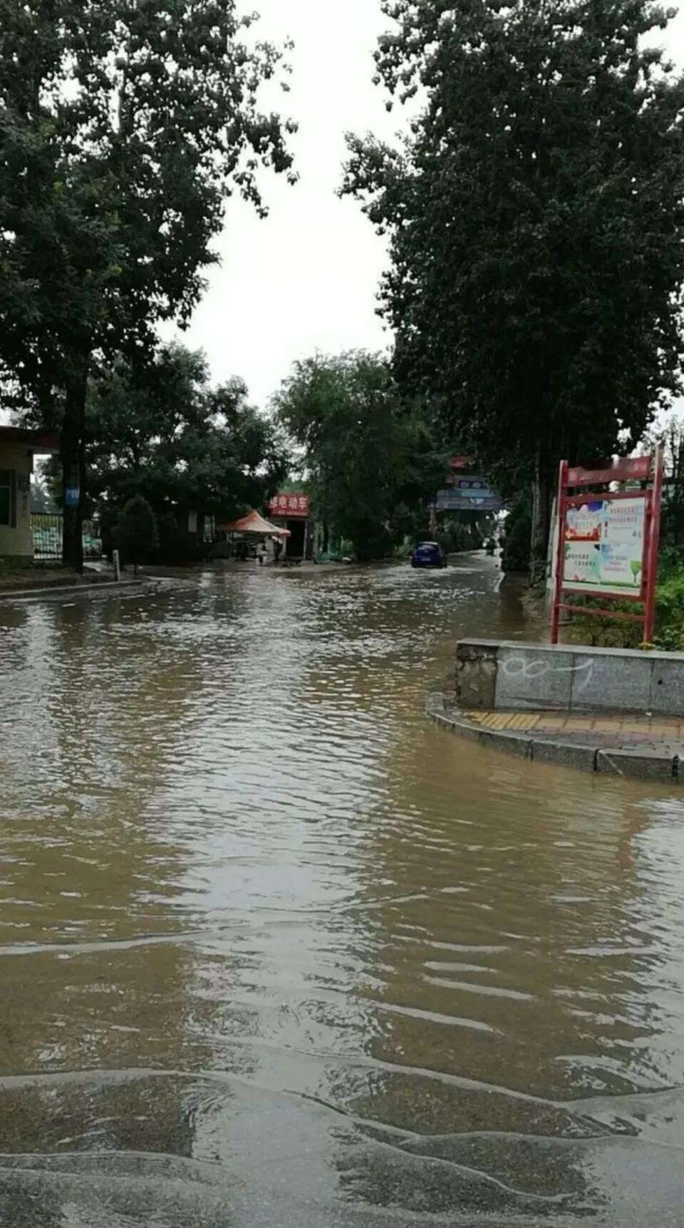 △深秋多雨吟△
🌧🍂☔️🍃🍒
近日阴雨挥洒忙，
天气接连比较凉。
积水成