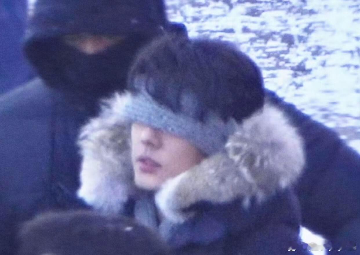 好娇啊！蒙着眼头抬起看着太好亲了！没想到刘铮亮还有恐雪症的设定！！路透中这个蒙眼