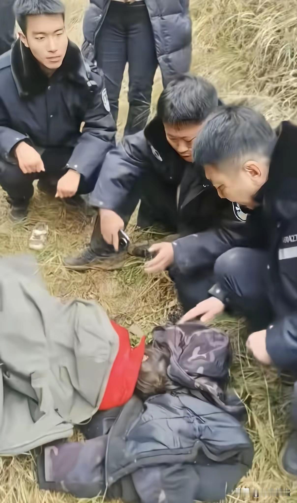 上几百人的志愿者在大山里寻找4岁小女孩，因为吹牛，把山洞里的小女孩吵醒了，然后爬