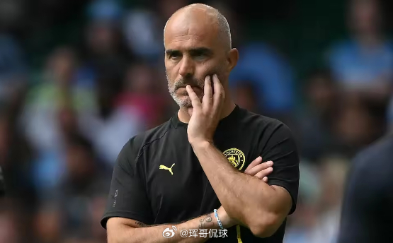 在社区盾比赛中,曼城以0-3不敌阿森纳。赛后,《电讯报》发文批评曼城主帅马雷斯卡