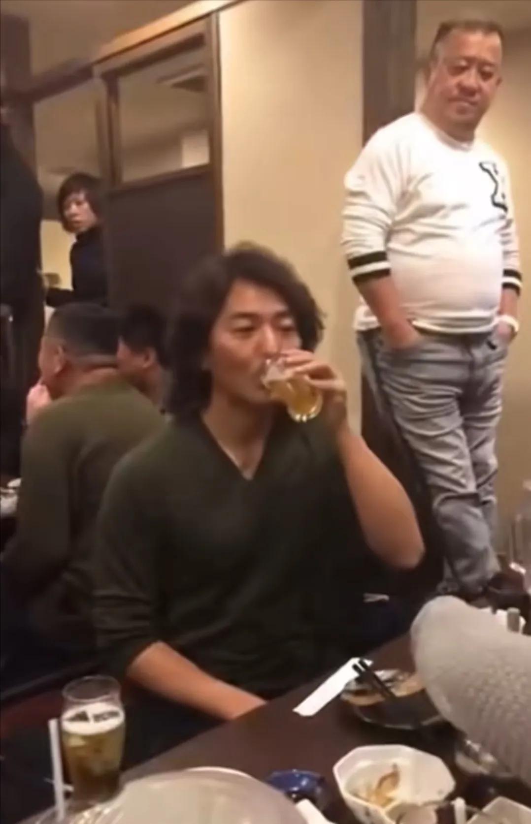 曾志伟，郑伊健，陈小春一起聚会，三人都好开心，或许他们也在怀恋青春吧，郑伊健还是