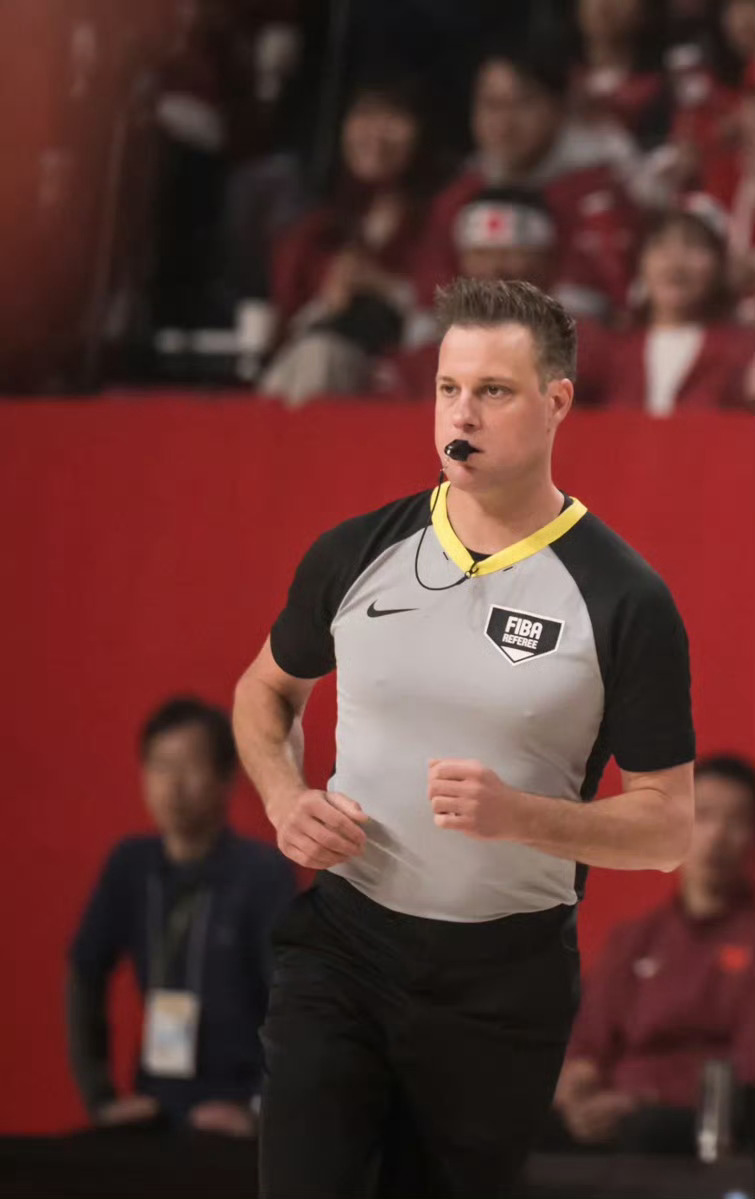 这场比赛的吹罚，真是侮辱体育赛事！！！日本 主场哨中国男篮战胜日本男篮赵继伟太牛